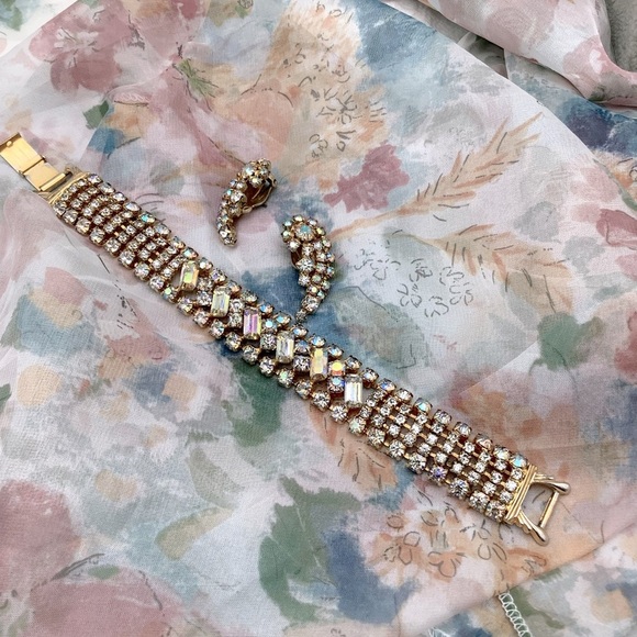 🎄🎄Vintage Juliana Gold and Crystal Bracelet and Clip earrings - Picture 1 of 3